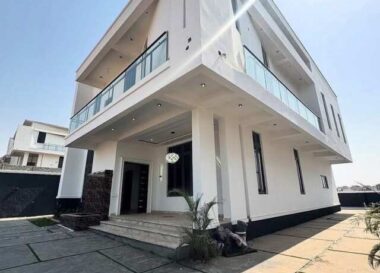 5 bedroom detached duplex with swimming pool