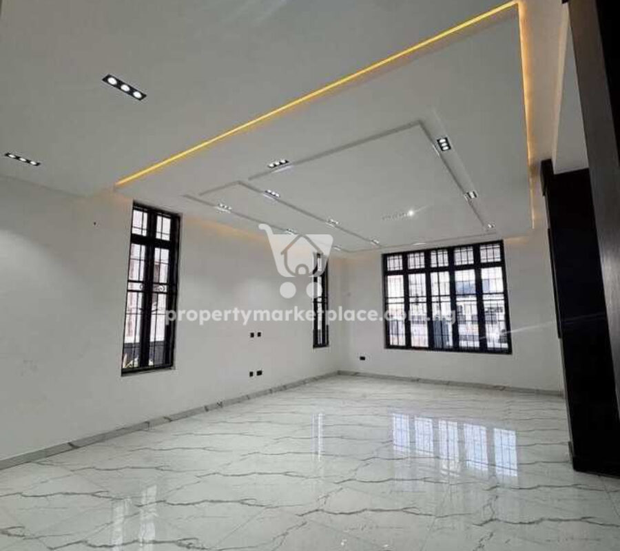 5 bedroom detached duplex with swimming pool