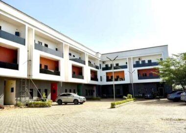Luxurious 3 bedroom flat in a nice & accessible area