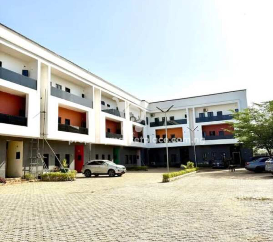 Luxurious 3 bedroom flat in a nice & accessible area