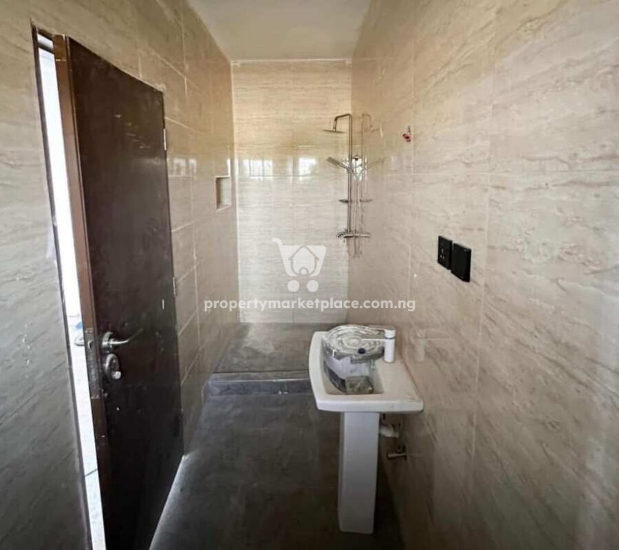 Luxurious 3 bedroom flat in a nice & accessible area
