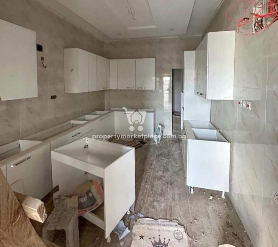 Luxurious 3 bedroom flat in a nice & accessible area