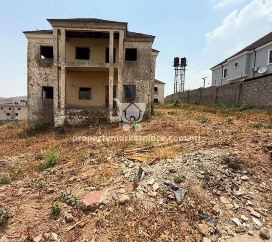Spacious 4 bedroom detached duplex with a room boy’s quarter