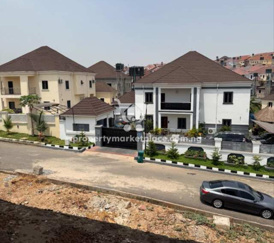 Spacious 4 bedroom detached duplex with a room boy’s quarter