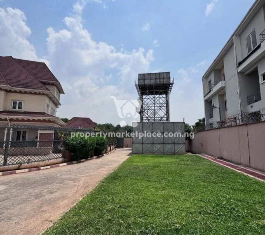 5 bedroom detached duplex with 3 living rooms & 2 rooms Bq