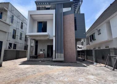 5 bedroom detached duplex with swimming pool