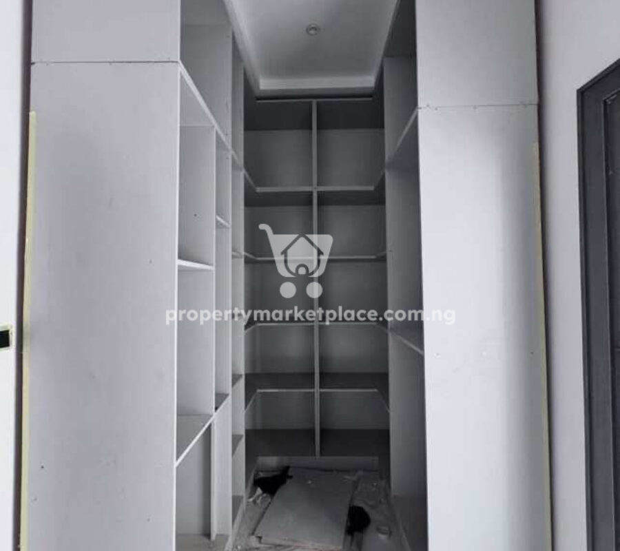 5 bedroom detached duplex with swimming pool