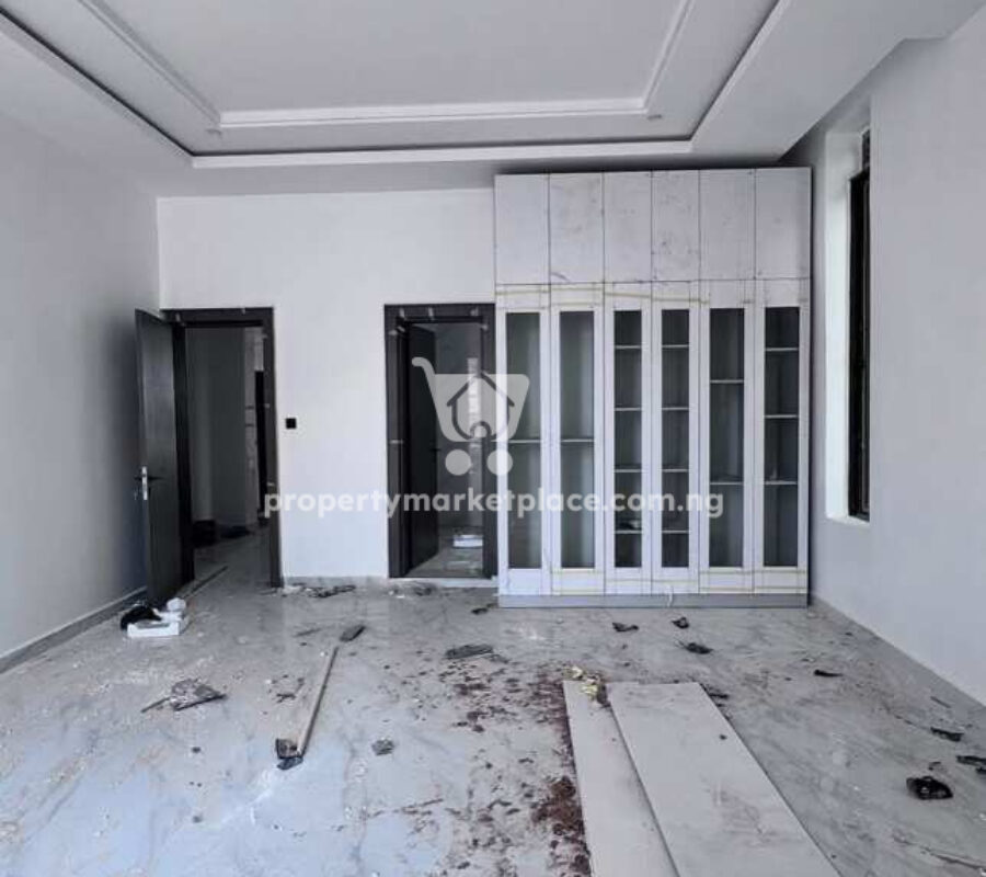 5 bedroom detached duplex with swimming pool
