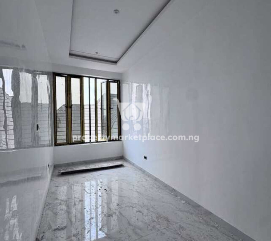5 bedroom detached duplex with swimming pool