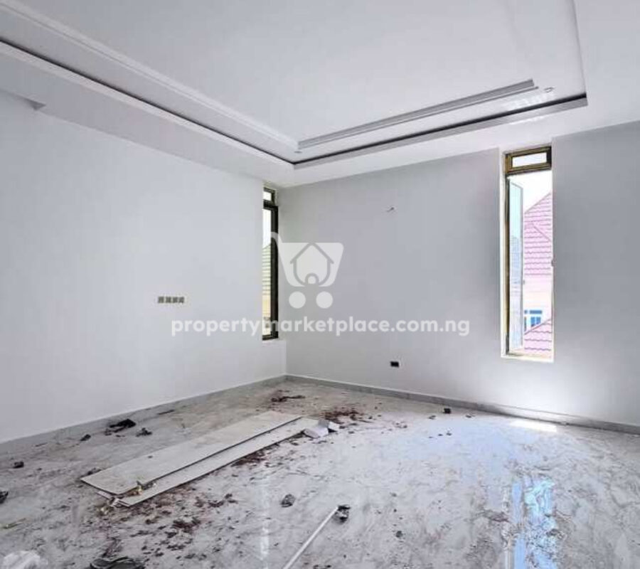 5 bedroom detached duplex with swimming pool