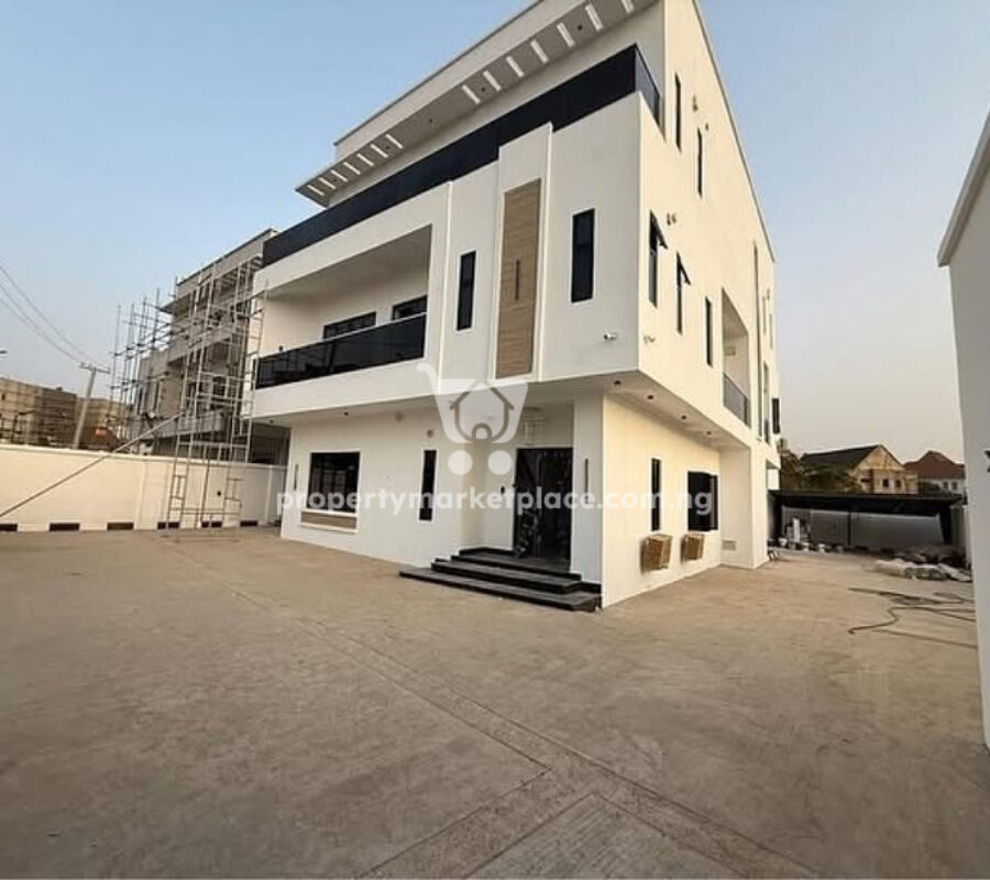7 bedroom detached duplex with swimming pool
