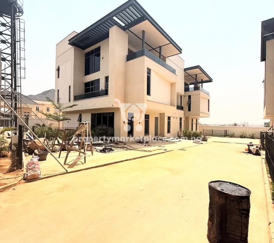 5 bedroom detached duplex with 2 rooms boy’s quarters