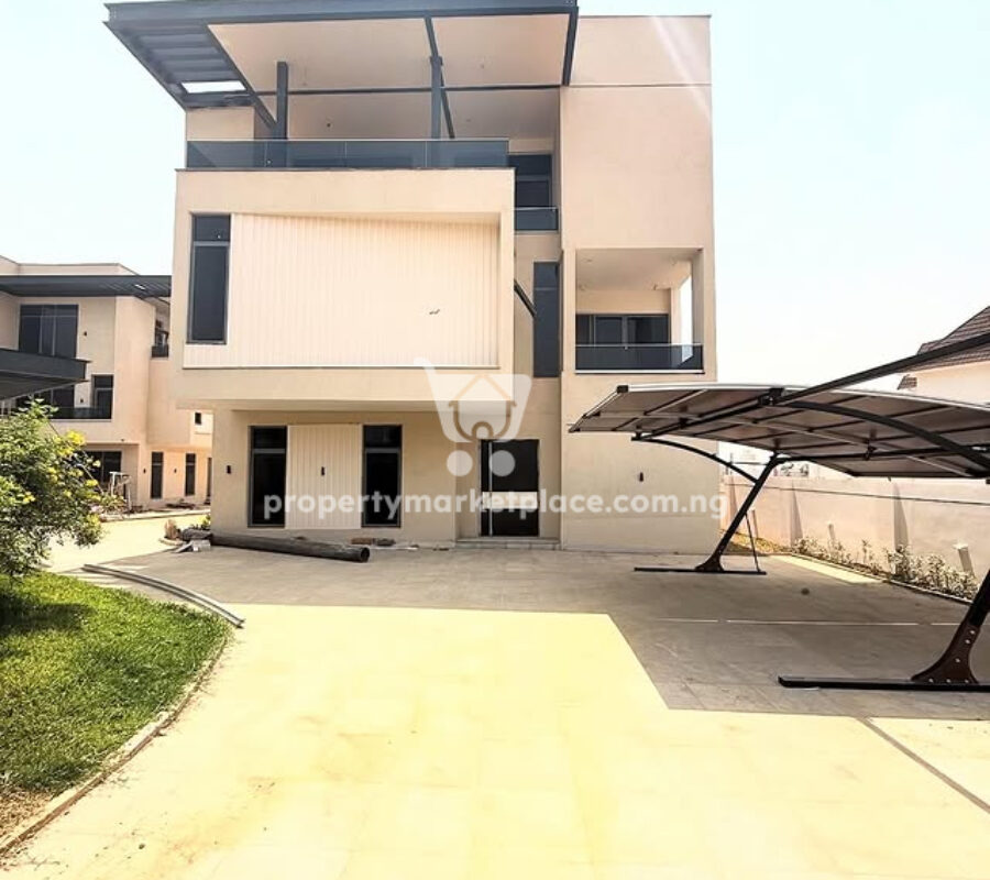 5 bedroom detached duplex with 2 rooms boy’s quarters