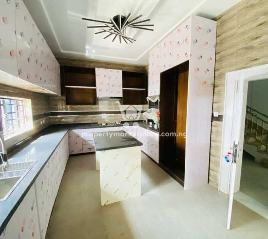 5 bedroom detached duplex with 2 rooms boy’s quarters