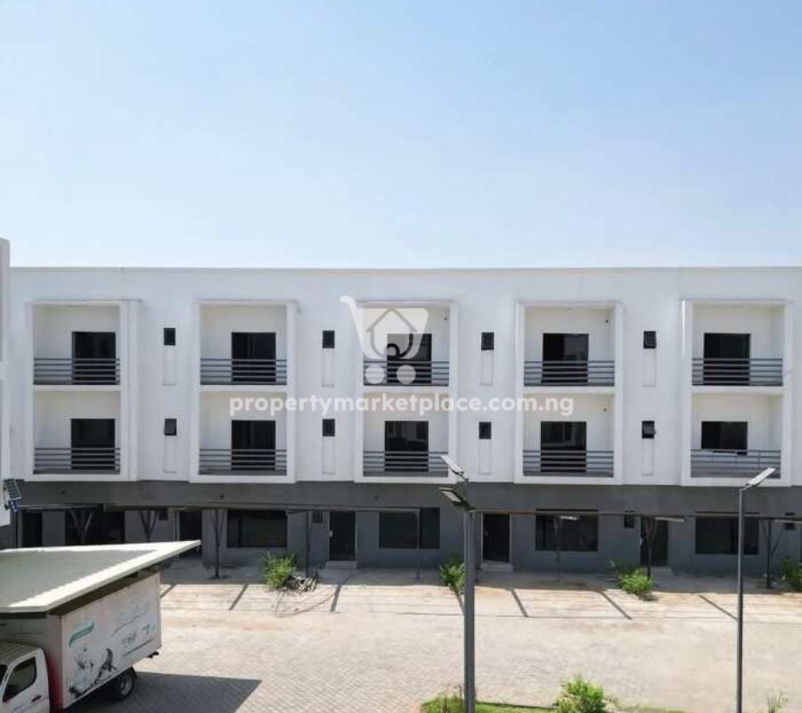 Spacious 4 bedroom terrace duplex with a room Bq
