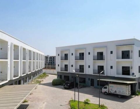 Spacious 4 bedroom terrace duplex with a room Bq