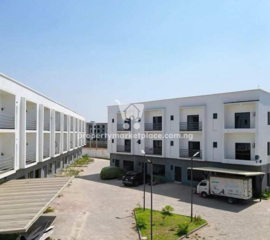 Spacious 4 bedroom terrace duplex with a room Bq