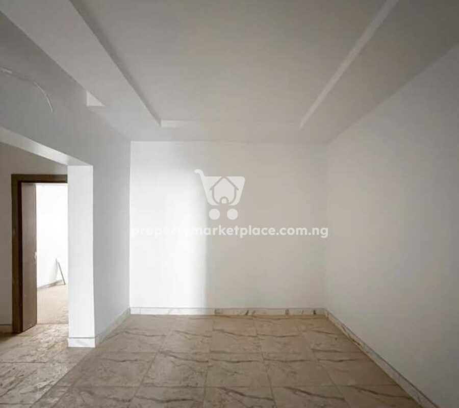Spacious 4 bedroom terrace duplex with a room Bq