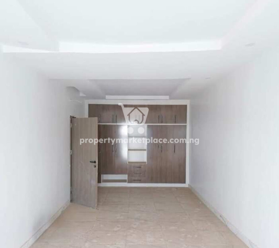 Spacious 4 bedroom terrace duplex with a room Bq