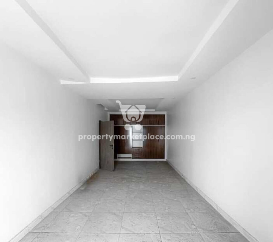 Spacious 4 bedroom terrace duplex with a room Bq
