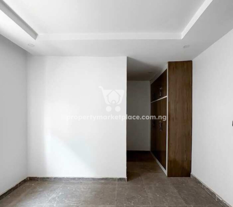 Spacious 4 bedroom terrace duplex with a room Bq