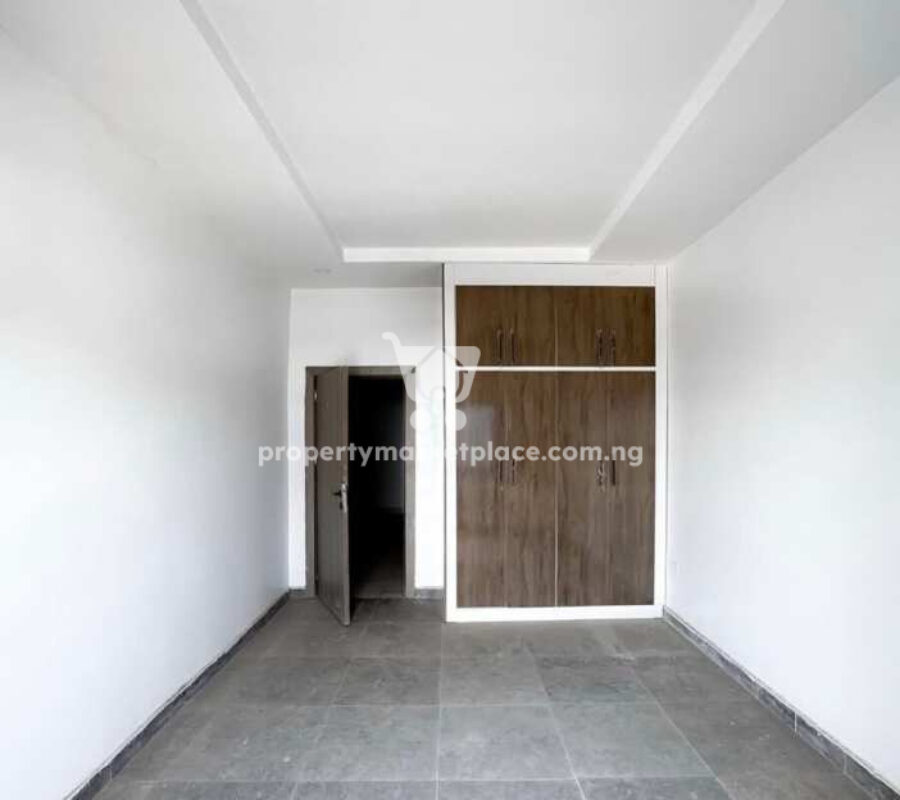 Spacious 4 bedroom terrace duplex with a room Bq