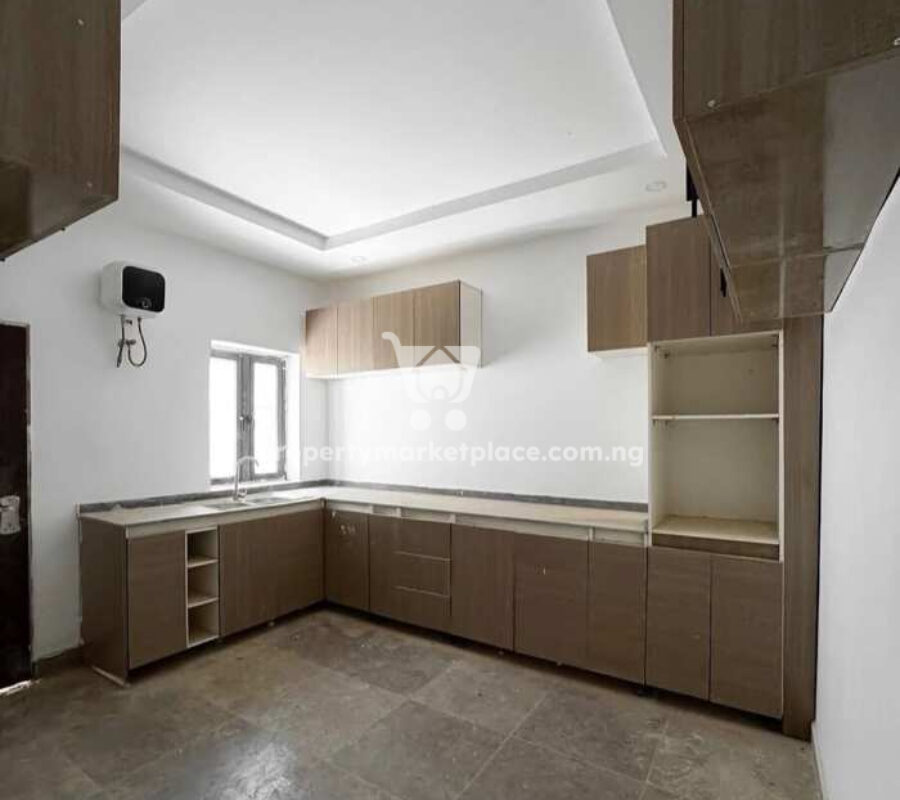 Spacious 4 bedroom terrace duplex with a room Bq