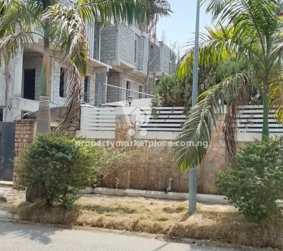 5 bedroom detached duplex with swimming pool