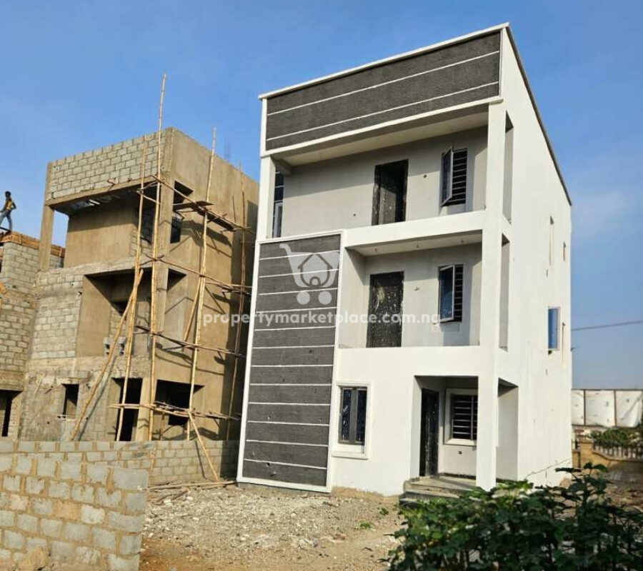 5 bedroom detached duplex with a room boy’s quarters