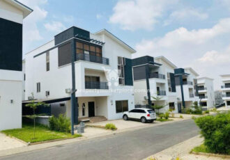 5 bedroom detached duplex with a room Bq in an estate