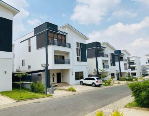 5 bedroom detached duplex with a room Bq in an estate