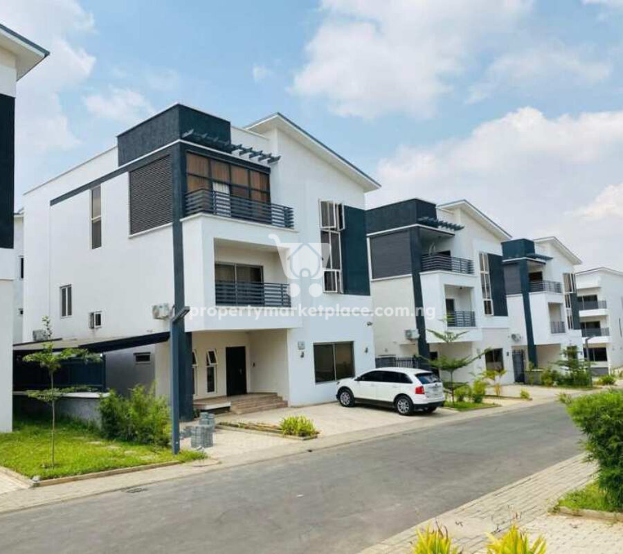 5 bedroom detached duplex with a room Bq in an estate