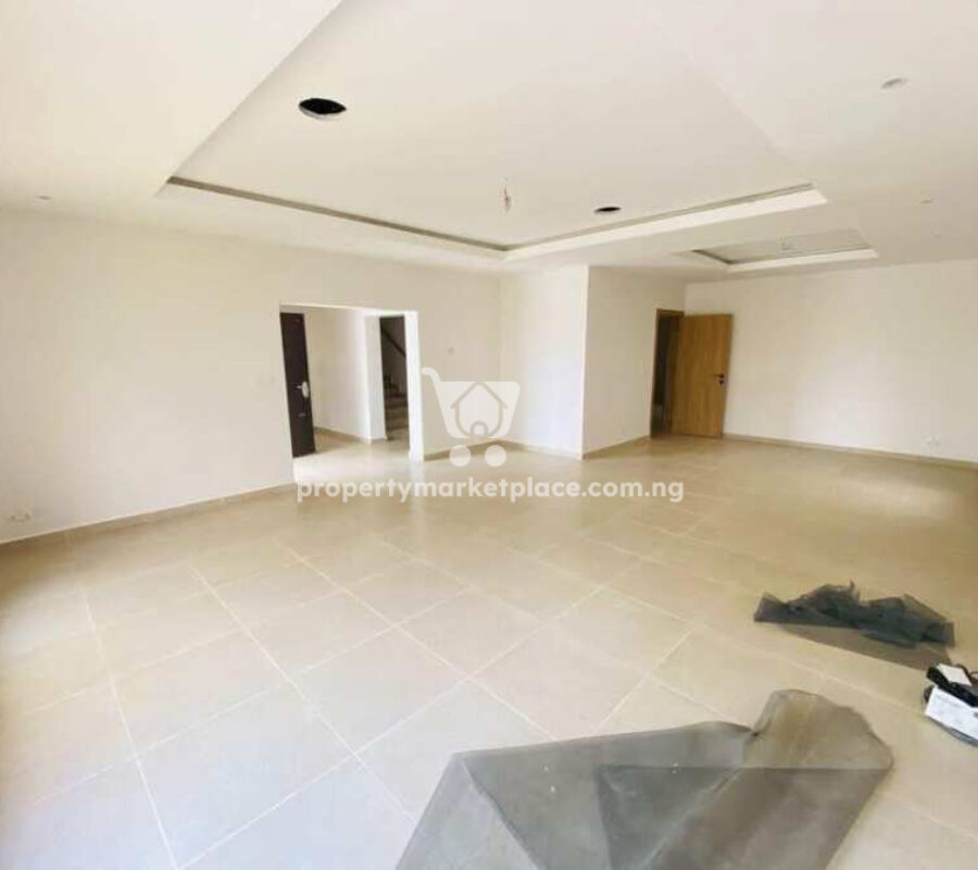 5 bedroom detached duplex with a room Bq in an estate
