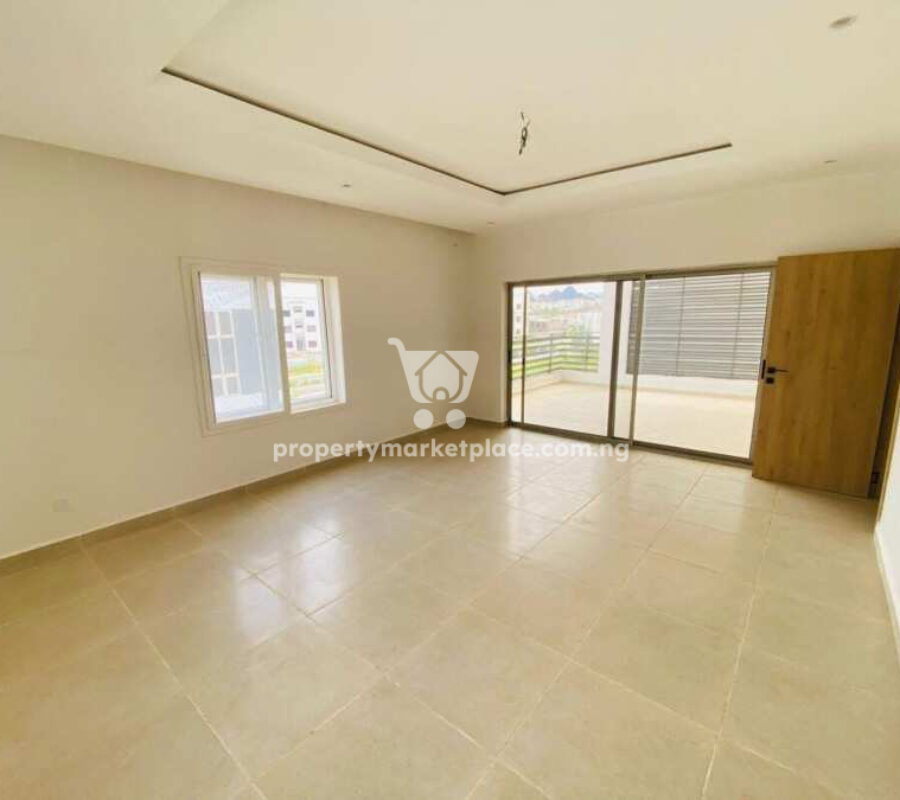 5 bedroom detached duplex with a room Bq in an estate