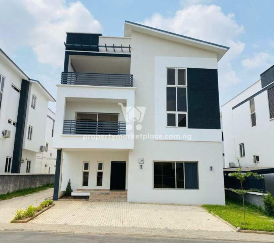 5 bedroom detached duplex with a room Bq in an estate