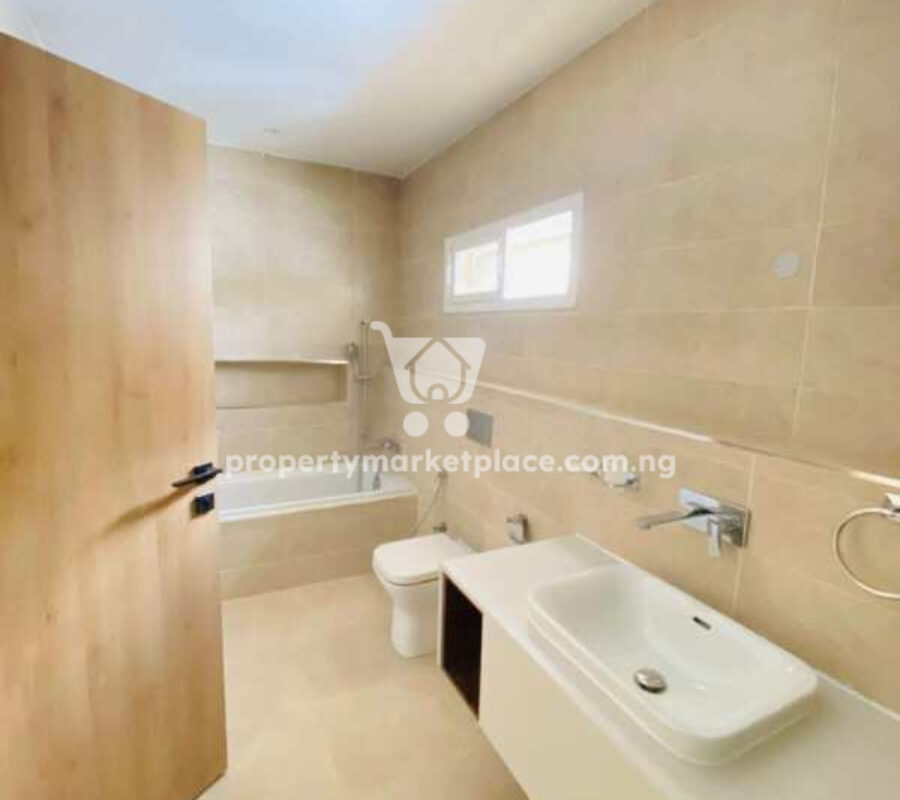 5 bedroom detached duplex with a room Bq in an estate
