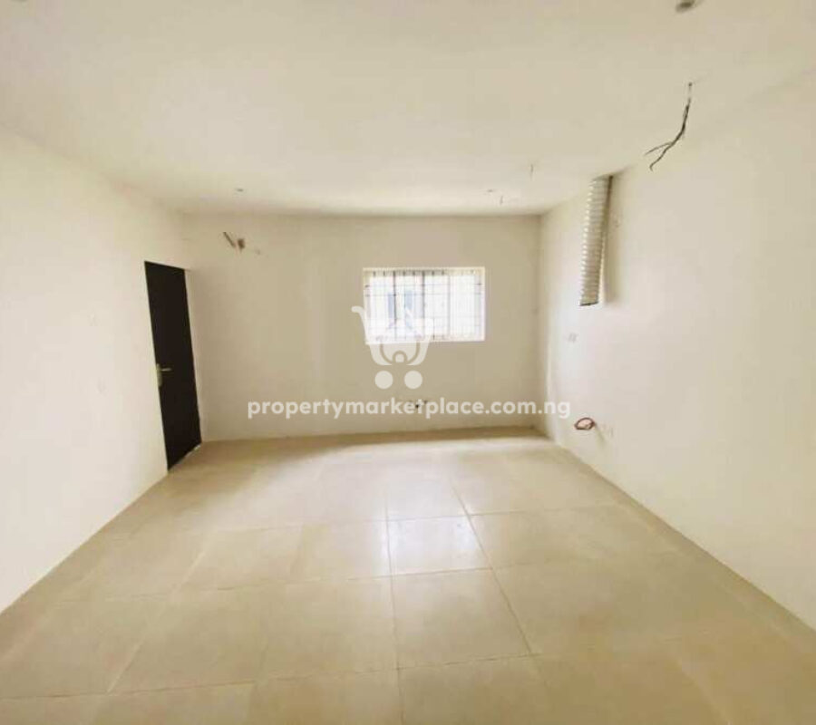 5 bedroom detached duplex with a room Bq in an estate