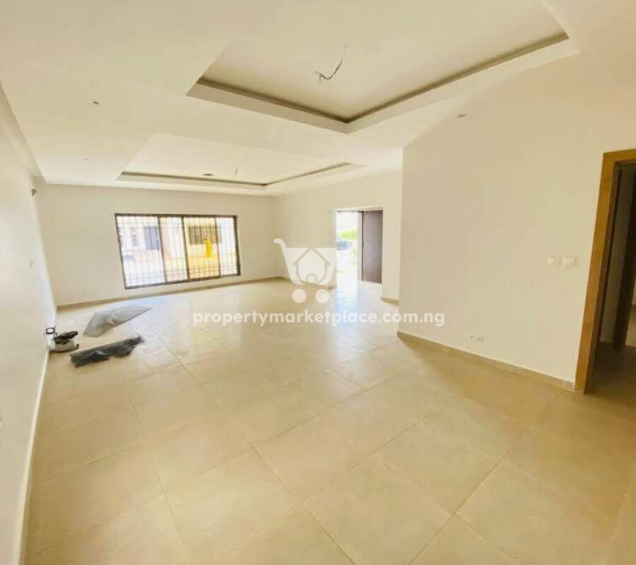 5 bedroom detached duplex with a room Bq in an estate