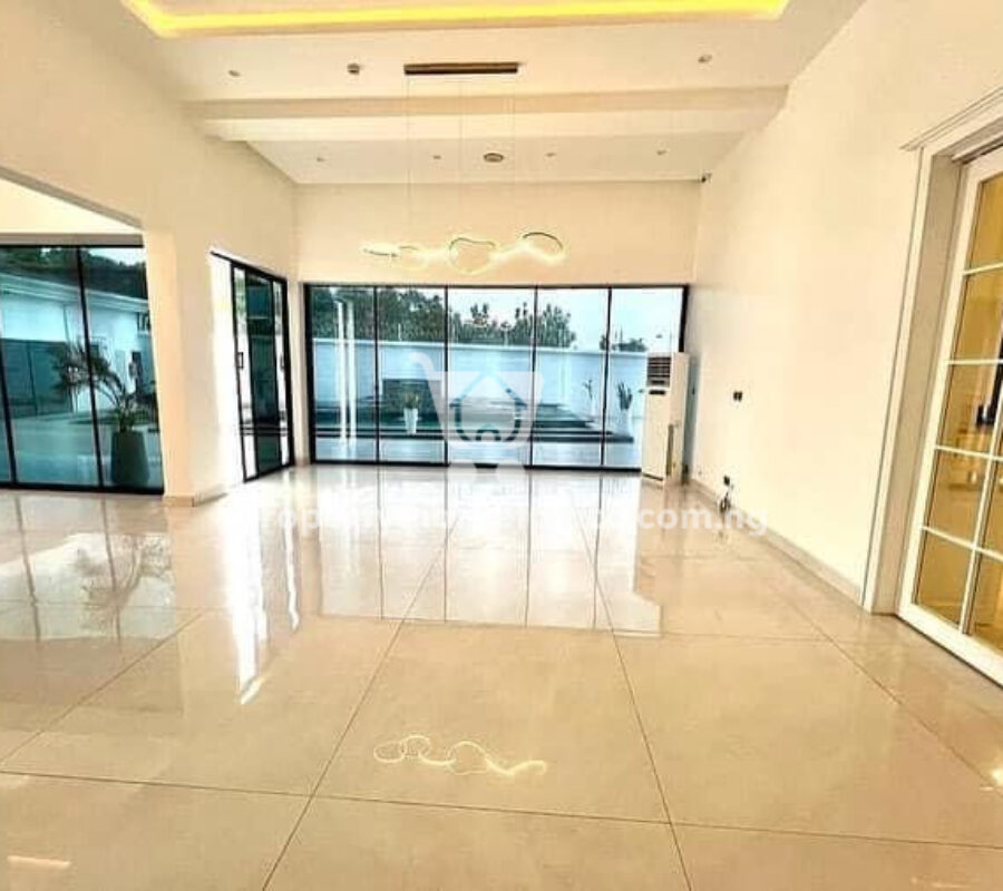 Superbly finished 11 bedroom mansion with swimming pool