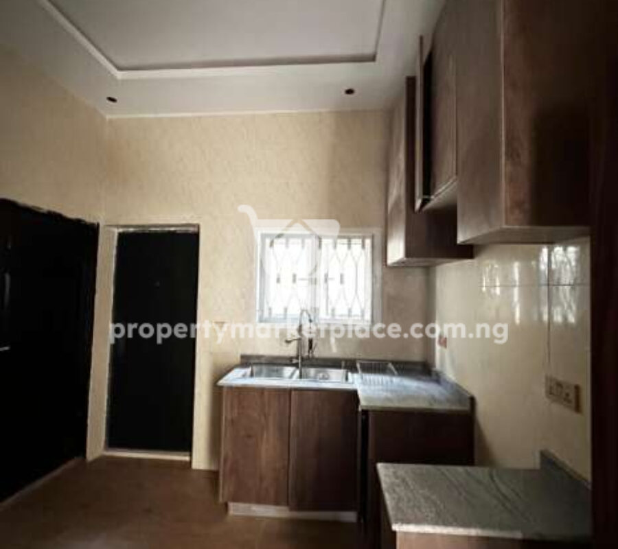 4 bedroom detached duplex with 2 rooms Bq