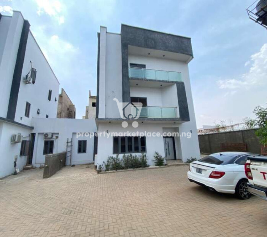 5 bedroom detached duplex with Bq in a mini estate