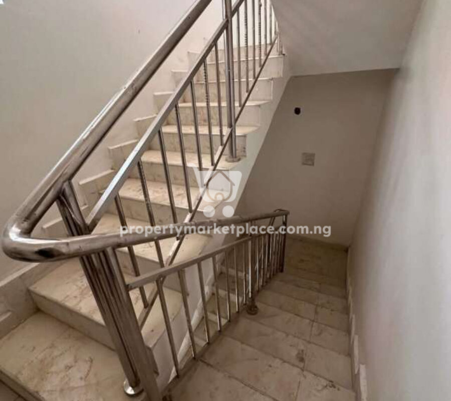 Spacious 4 bedroom semi-detached duplex with a room Bq