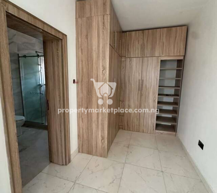 Spacious 4 bedroom semi-detached duplex with a room Bq