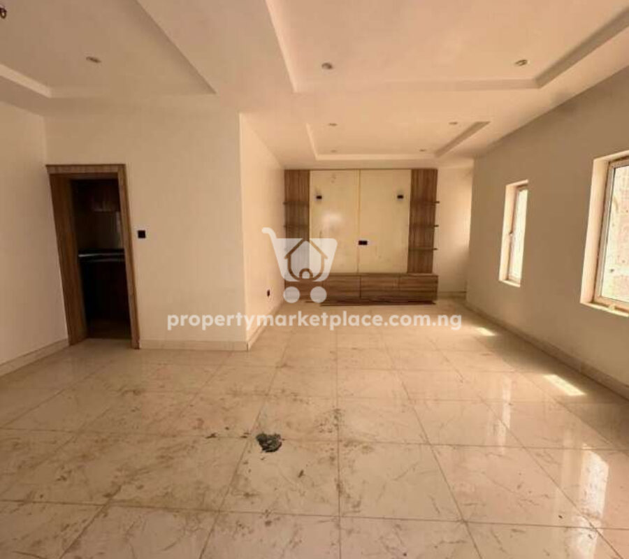Spacious 4 bedroom semi-detached duplex with a room Bq