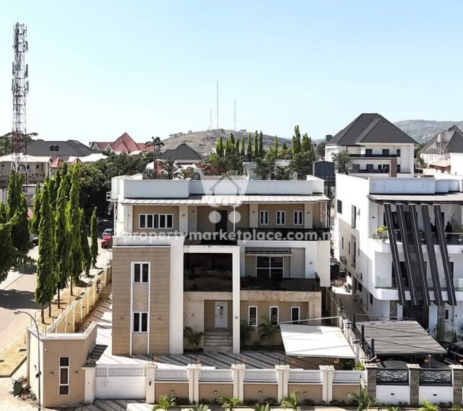 7 bedroom detached duplex with a 1 bedroom guest chalet