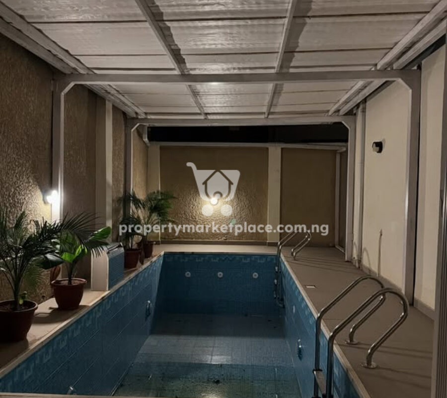 7 bedroom detached duplex with a 1 bedroom guest chalet