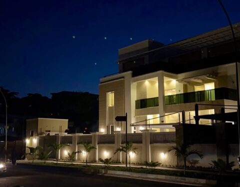 7 bedroom detached duplex with a 1 bedroom guest chalet