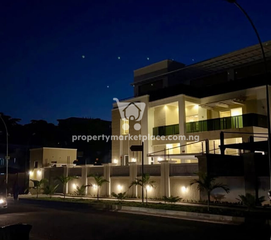 7 bedroom detached duplex with a 1 bedroom guest chalet