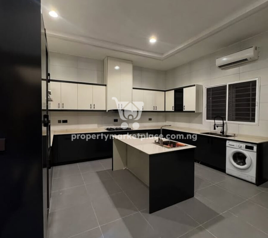 7 bedroom detached duplex with a 1 bedroom guest chalet