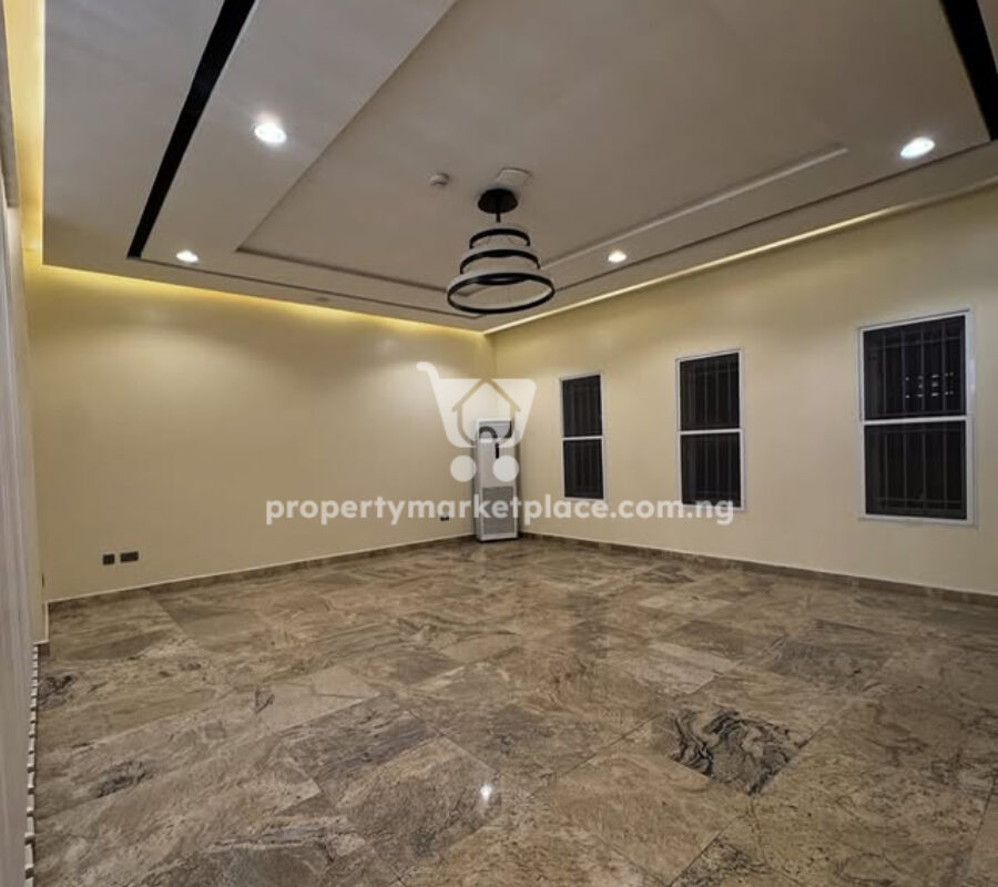 7 bedroom detached duplex with a 1 bedroom guest chalet
